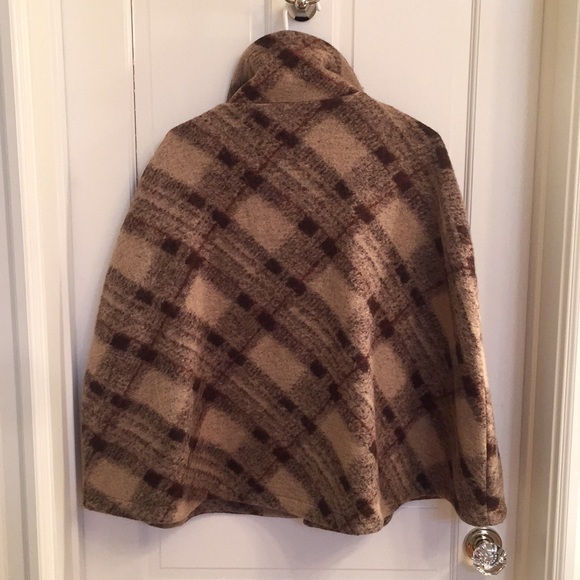 Fall Blanket Cape with Buckles - Picture 4 of 5